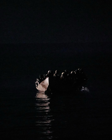 Dunkle Nacht. Mitten auf dem Meer treibt ein Eisenboot. Es ist voller Mensch und krängt extrem, kurz vorm Kentern.