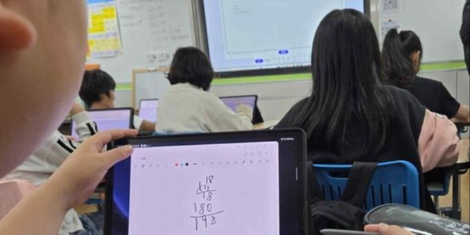 AI for the teacher: 30% of South Korean schools wield digital textbooks