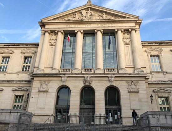 Il se recouvre de ses propres excréments pour éviter d’être reconduit à la frontière