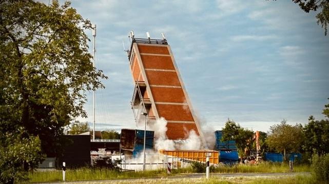 Experten haben am Sonntag den Turm der Feuerwehrtechnischen Zentrale gesprengt. Das lockte viele Schaulustige an – obwohl es geheimgehalten werden sollte