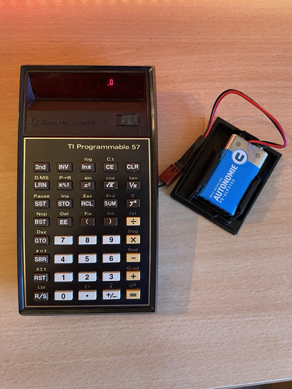 The 9V battery in the support with the calculator working and showing gorgeous LED displays.
