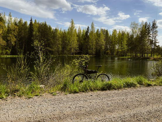 Fahrrad an einem See