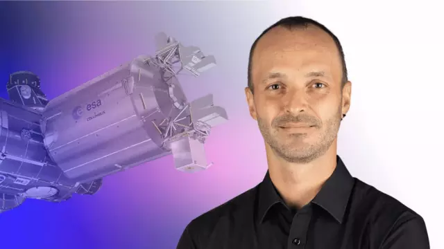 Portrait de Martin Boutelier, responsable de la thématique physique fondamentale au CNES avec une vue 3D du module Columbus de l'ISS sur lequel on voit accroché La plateforme dans laquelle est installée l'horoge atomique PHARAO.
