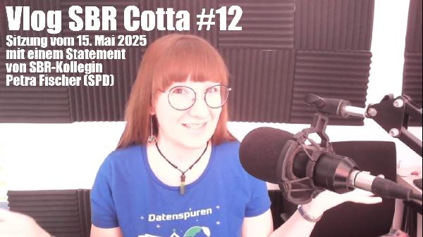Thumbnail mit mir, rotbraune Ponyfrisur, blass, große runde Brille, an einem Schreibtisch mit großem Mikrofon neben mir.

Zu lesen ist:
Vlog SBR Cotta #12
Sitzung vom 15. Mai 2025
mit einem Statement von SBR-Kollegin Petra Fischer (SPD)