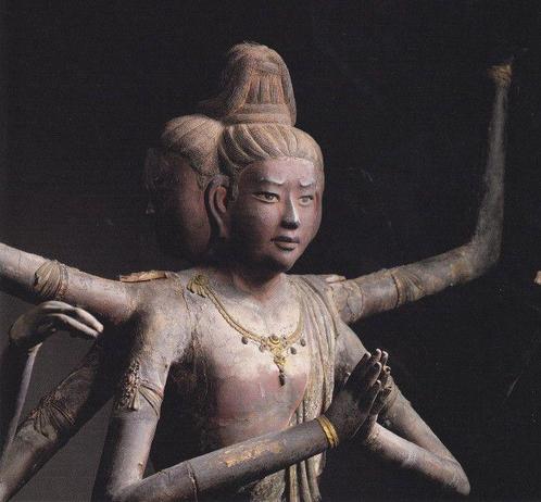 another close-up of he sculpture, seen from the abdomen up, in a three quarter view