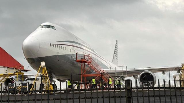 USA nehmen Jumbojet von Katar offiziell an – Trump geht Reporter wegen Nachfrage an