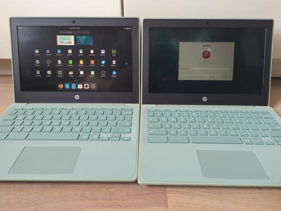 Twee mint groene Chromebooks, met daarop DebianEDU. De linker met het Gnome HUD scherm, de rechter met DebianMATE inlogscherm.