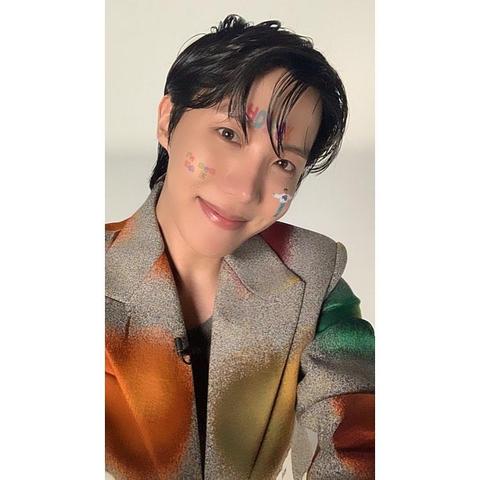 Our smiley Hobi  in Esquire Korea for Louis Vuitton.