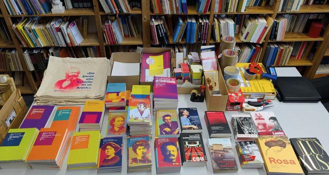 Auswahl unserer Bücher in Draufsicht, die mit auf die Linken Buchtage Berlin mitkommen