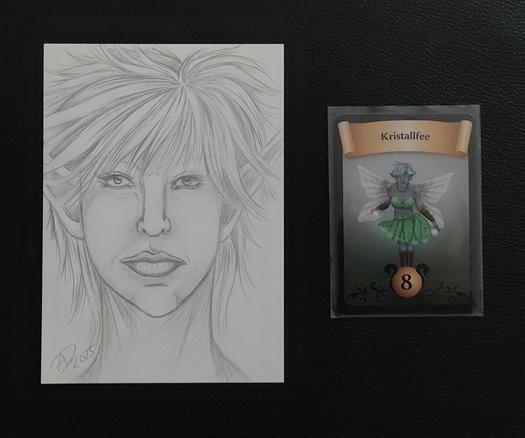 Links seht ihr wieder die gezeichnete Version des Gegners, hier ein Portrait der Kristallfee. Sie hat kurzes grau-silbernes Haar, lange spitze Ohren und Fernflügel auf dem Rücken, was man rechts auf der Spielkarte sieht.