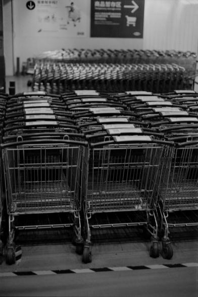 Lucky SHD 400

**English Alt Text:**
"Black and white photograph of a large number of shopping carts neatly arranged in rows inside a store. The carts are lined up closely together, and there are signs on the wall in the background."

**Chinese Alt Text:**
"黑白照片展示了商店内整齐排列的大量购物车。购物车排列紧密，背景墙上有标志。"