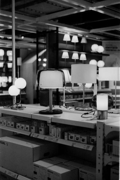 Lucky SHD 400

**English Alt Text:**
"Black and white photograph of a store display featuring various table lamps. The lamps have different styles and shapes, with some having spherical shades and others having cylindrical shades. The lamps are placed on shelves with boxes underneath."

**Chinese Alt Text:**
"黑白照片展示了商店内展示的各种台灯。台灯样式和形状各异，有些有球形灯罩，有些有圆柱形灯罩。台灯放在架子上，下面有盒子。"