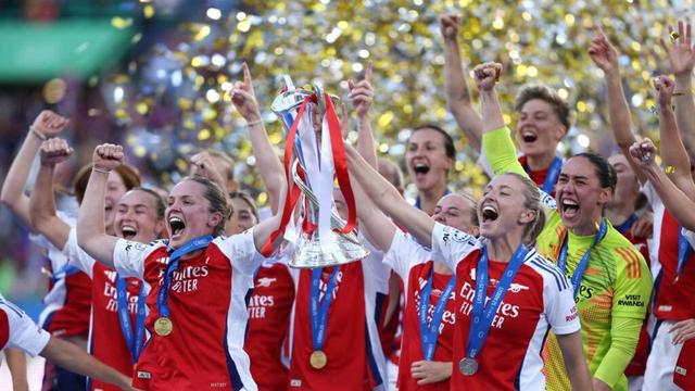 Champions League: Arsenals Frauen feiern Gewinn des Henkelpotts