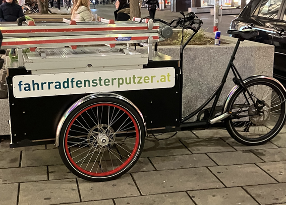 Das Foto zeigt ein Lastenrad mit zusammengelegter Leiter und Aufschrift fahrradfensterputzer.at. Foto: VCÖ