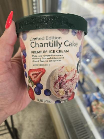 I tried the new Publix Chantilly Cake flavor!