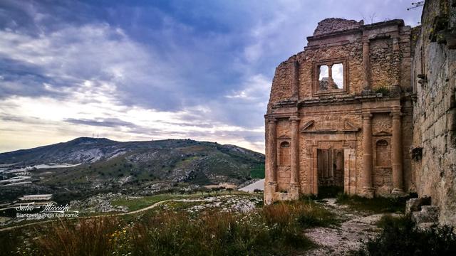 Chiesa Santa Maria della Luce, al Calvario (Palma di Montechiaro, Sicily 🇮🇹)

#sunday_churches #churches #sicily #silentSunday