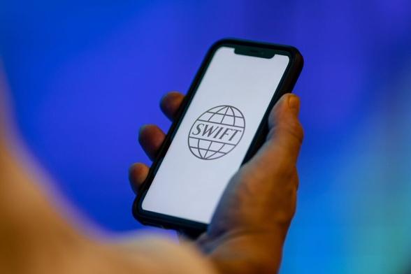EU Weighs Cutting 20 Banks From SWIFT in New Russia Sanctions