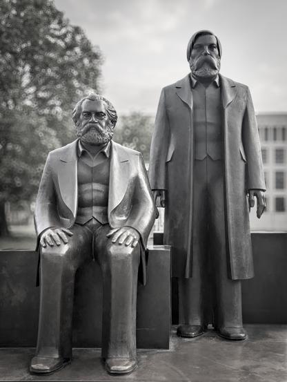 Marx und Engels Denkmal in Berlin am Alexanderplatz.