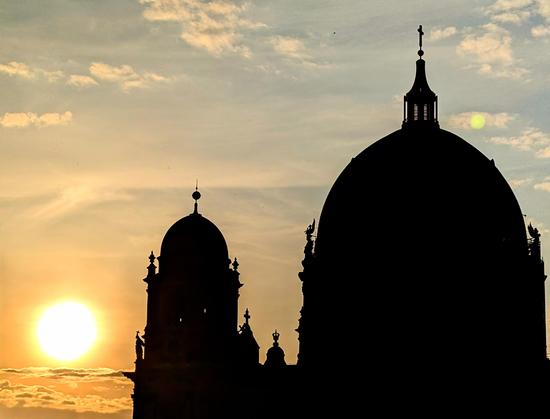 Der Berliner Dom im Sonnenuntergang. Silhouette.