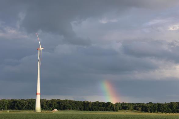 Interessantes Spiel von Sonne und Schatten mit dunklen Wolken und einen stummel-regenbogen an Horizont. Schöne Momente.
Matzework.