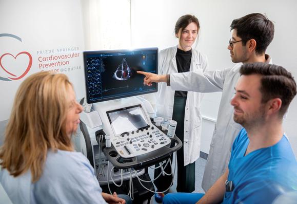 Die Proband:innen durchlaufen in der Heart-Health-Studie einen umfassenden Herz-Check-Up (hier: Echokardiographie) über zwei Untersuchungstage. © FS-CPC/J. Otto