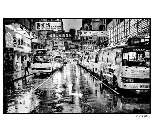 Strassenszene in Hong Kong bei Dämmerung