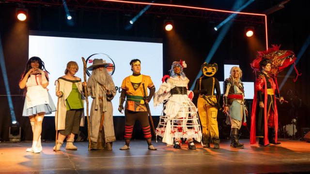 Huit candidats en cosplay sur la scène de Shonen Pop à Moutier (Suisse), le 24 mai 2025.