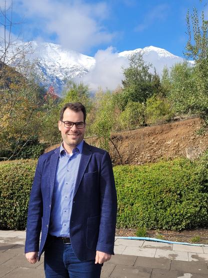Florian Kern in Chile, mountains in the background
