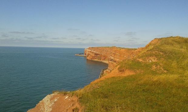 Helgoland, grünes Gras, rote Felsen, blaues Meer