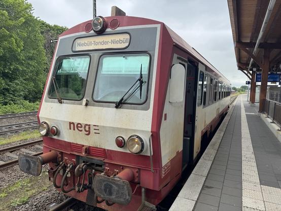 A one carriage DMU showing the destination board as Niebüll-Tondør-Noebüll, run by an operator called “neg”