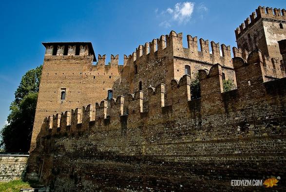"I cook with wine, sometimes I even add it to the food."
~ W.C. Fields
#Verona #Italia 2007
#SONY #A100
ƒ/9 1/80 17mm ISO200
#architecture #photography #Italy #Europe #gooutside #travel #oldworld #old #lightroom #exploration #goexplore #wanderer #quote #humor