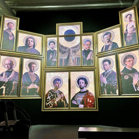 Scenekunstinstallation i form af en digital kirke med en barok altertavles kirkelige motiver af kendte tech millardærer.