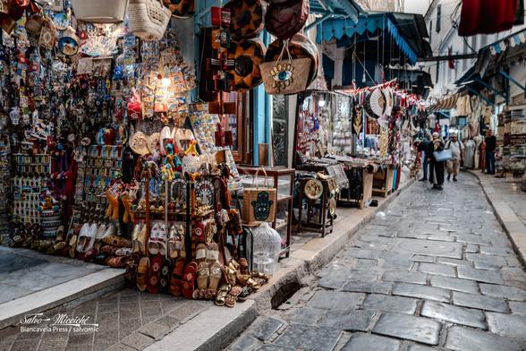 Chaussures, Medina Tunis 🇹🇳

#leica_camera #streetPhotography #tunisia #africa #reportage