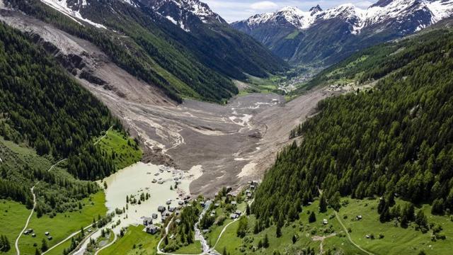 Gletscherabbruch in der Schweiz: Schweizer Behörden evakuieren nach Gletscherabbruch weitere Häuser