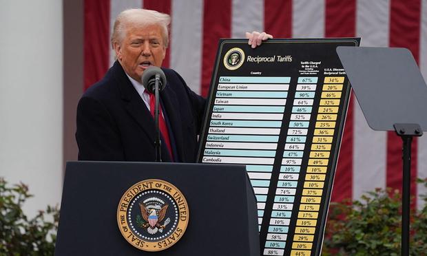 Donald Trump sujeta el cartel de los aranceles que presentó el Día de la Liberación (Demetrius Freeman)