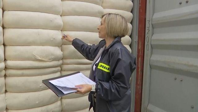 La cap de servei de l'Administració de Duanes del Port de Barcelona, Cristina Molano, fent una inspecció (3Cat)