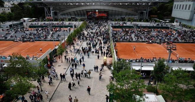 entre esprit de Paris 2024 et excès, une fièvre bleue au double visage s’invite à Roland-Garros