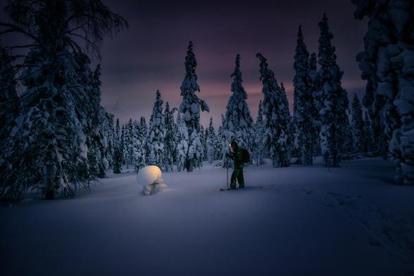 Selfie beim Schneeschuhlaufen in Lappland in der Dämmerung