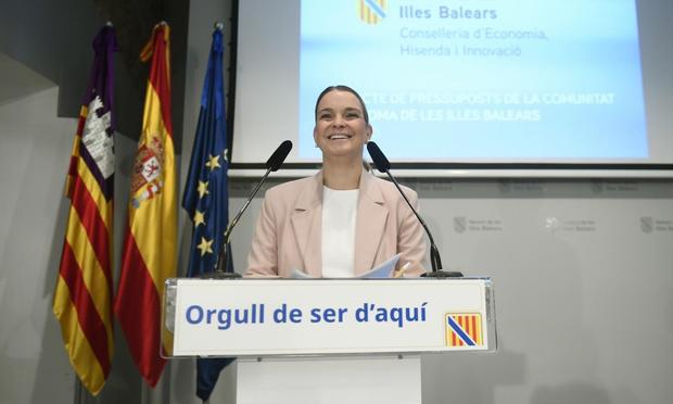 La presidenta del Govern Balear, Marga Prohens, durante su comparecencia este viernes en Palma para valorar la aprobación de los presupuestos de la comunidad tras el pacto alcanzado con Vox. (EFE/MIQUEL A. BORRÀS)