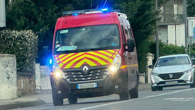 Près de Lyon : sa voiture percute un camion, un blessé grave