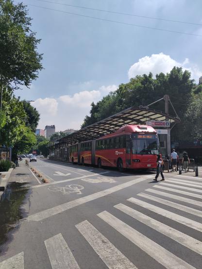 Foto. Roter Doppelgelenkbus.