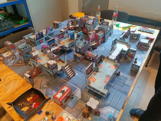Ein Infinity-Spiel auf einem Tisch mit dem vorbemalten Gelände von #Microarts.
