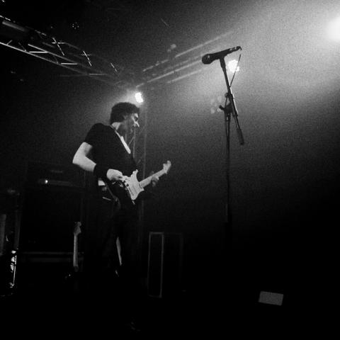 caspar brötzmann playing guitar (in black and white)