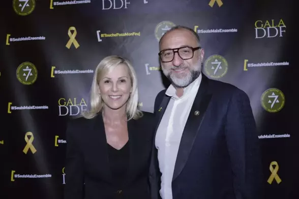 Laurence Ferrari et l'organisateur du gala des Diaspora Defense Forces Franck Tapiro à Pariq , le 27 mai 2025.