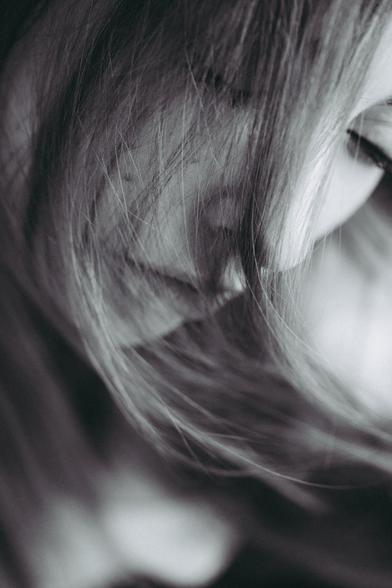 Mujer de pelo largo.