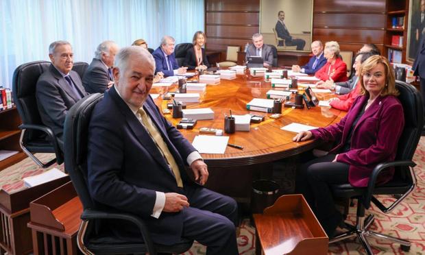 El presidente del Tribunal Constitucional, Cándido Conde-Pumpido, encabeza el pleno celebrado en Madrid. Junto a él, la vicepresidenta Inmaculada Montalbán. (Marta Fernández)