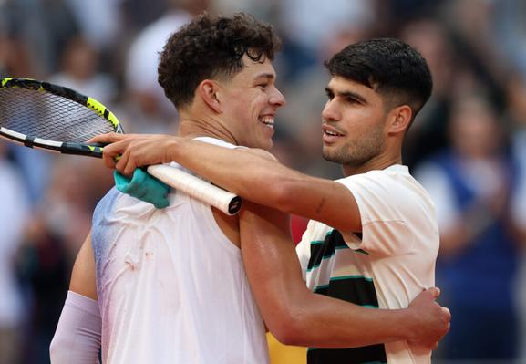 Carlos Alcaraz praises Ben Shelton and says what he does which is 'unbelievable' after knocking him out of Roland Garros