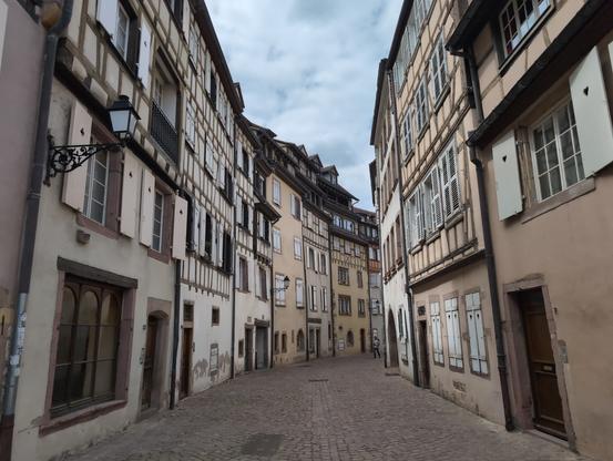 Blick in eine Menschenleere mittelalterliche Straße.