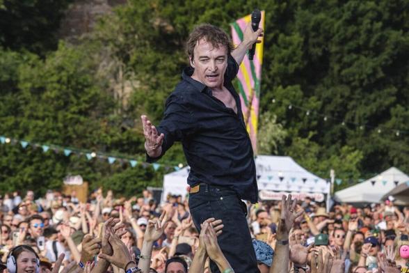 Cali : le chanteur saute sur une fan, elle est transportée aux urgences