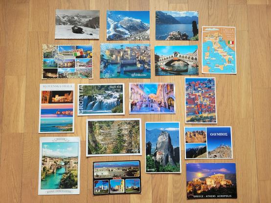 17 cartes postales disposées en mosaïque, représentant des villes étapes de mon parcours de Paris à Athènes à travers 8 pays : France, Italie, Slovénie, Croatie, Bosnie-Herzégovine, Monténégro, Albanie et Grèce
